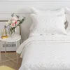 Elegante klassieke pruim bloemen borduurwerk Wit 3 stks 100%katoen gewatteerde beddenverspreide 2pillow shams decoratief beddeksel 231222