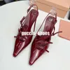 Chaussures de créateurs Slingbacks en cuir verni pour femmes avec boucles 100 mm Escarpins de luxe Bouts pointus Talon aiguille Chaussures de soirée Bride à la cheville Talons hauts bordeaux