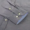 Modna moda z długim rękawem Solidna koszula Oxford Pojedyncza kieszonka łatka prosta konstrukcja swobodna standardowa koszulka z guzikami 231226