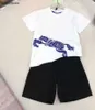 New Kids Tracksuit Baby Suit Size 100-150 Designer Kort ärm T-shirt och flerfärgade shorts Multi Color
