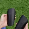 Ultralight karbon fiber futbol shin gardiyan futbol koruma aksesuarları canilleras koruyucusu çocukları malları koruyan tibia eğitimini 231226