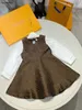 Nuevos vestidos de niña Perla diamante pajarita falda de bebé Tamaño 110-160 Diseño de empalme vestido de niño Mangas plisadas vestido de niño Dec20