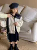 Veste pour enfants de style Preppy pour filles, vêtements d'extérieur à rayures avec revers bleu marine et boucle, vêtements de princesse assortis pour enfants de printemps 2024 Z6301