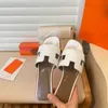 Été Femmes De Luxe Mode Polyvalent Chaussures De Créateur En Cuir Véritable Un Mot Pantoufles De Plage Vacances Casual Sandales Plates Pantoufles