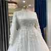 Elegante abito da sposa musulmano per la sposa 2024 Appliques Fiori Arabo Dubai Maniche lunghe Abito da sposa Tulle Una linea Collo alto Chiesa Paese Abito da sposa Robe De Mariage