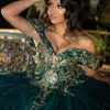 Abiti Quinceanera lucidi verde smeraldo con applicazioni dorate Corsetto allacciato al largo della spalla Sweet 16 Vestido De 15 Anos