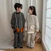 Корейская зимняя детская пижамная одежда для мальчиков из 2 предметов, комплект домашней одежды из хлопка и флиса в полоску, пуловер, повседневные штаны, детский пижамный костюм 231226