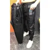 2023 pantaloni di pelle PU da uomo elastico in vita allentato nero streetwear slim fit moto abbigliamento antivento 231225