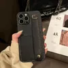 iPhone 15のプロマックスケース14PROMAX 13PROMAX 11 12 Pro Max XS Max Leather Wrist Strap電話ケースデザイナー