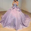 ライラックシャイニーボールガウンQuinceaneraは肩からドレスを着るビーズのアップリケレース3D花RufflesコルセットVestidos de 15 Anos