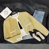 Damenjacken, Designermarke, dünn, 22 Jahre, Herbstmode, kurze Jacke, französisches gelbes Karo-Rundhals-Design, Cardigan-Knopf-Top für Frauen J4K4