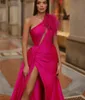 Sexy Fuchsia Prom Geburtstagskleid 2024 Meerjungfrau High Side Slit Federn Fleck Falte Lange Abend Formale Party Kleider Vestido De Gala Robe De Soiree