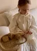 2024 Spring Girls Haftery Sukienki księżniczki Dzieci puste płatki lapowe rękaw falbala sukienki dla dzieci ubrania urodzinowe Z6295