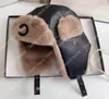 Kvinnors designer trapper hattar mens designers bonnet cashmere varm lyxiga monterade hattar märke bokstäver läder casual wool street hat6059947