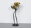 Personnage abstrait moderne tenant des globes dorés, Sculpture en résine, modèle de pièce, Figurines artisanales, ameublement de la maison, décor 231225