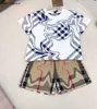 New Kids Tracksuit Baby Suit Size 100-150 Designer Kort ärm T-shirt och flerfärgade shorts Multi Color