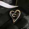 23SS Simple Brand Letter Designer Pins Brosches For Women Men Heart Fashion Crystal Pearl Copper Brosch Gold Plate Pin Jewelry Par186a