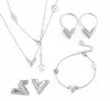 Europa Amerika Stijl Sieraden Sets Dames Titanium Staal Gegraveerd V Initialen Bedel Hanger Essentiële V Ketting Armband Earrin5273588