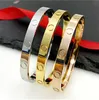 Ontwerper Schroef Mode Luxe Sieraden Bangle 18K Rose Goud Titanium Staal Diamanten armbanden Nagelarmbanden voor Vrouwen Zilveren Armband 240308