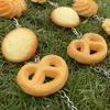 Nyckelringar 6st PVC Iimitation Food Cookie Nyckelkedja ryggsäck Pendant Toy Söt liten gåva imitation Biscuit Model Keychain för grossister