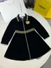 Брендовые платья для девочек, детская юбка с вышитым логотипом, размер 110-160, дизайнерское детское платье на молнии с длинными рукавами, декабрь 20 г.