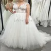 Illusie Grote Maten Trouwjurk Kapmouwtjes Sexy V-hals Ruglooze Boho Bruidsjurken Elegant A-lijn Tule Applicaties Kant Landelijke Stijl Bruid Prinses Robe De Mariage