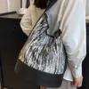 Sacs à bandoulière Sacs à main Grande capacité seau sac à main été femmes denim cuir patch travail messager sac température épaule bagblieberryeyes