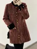 Abrigo pequeño fragante de estilo francés de plumón de pato blanco para mujer, top de longitud media con lentejuelas finas y brillantes de alta gama para invierno