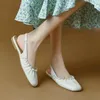 Sandały Zwięzły designerki Flats Kobiety 2024 Casual Comfort Skórzany kwadratowy palec palca Retro Plus w rozmiarze 40 białych mokasyna