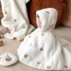 2023 Winter Baby Kapmantel Meisje Jas Baby Outfit Winddicht Koraal Fluwelen Dekens voor geboren Geborduurde Kleding 231226