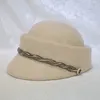BERETS2023ブティックウール乗馬帽子レディースファッションシックなラインストーンツイストストリップ装飾凹面上のスチュワーデス