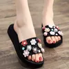 Hausschuhe Plus Größe Blume Keile Sommer Marke Perle Kristall Pailletten Creepers Muffins Rutschen Rutschfeste Strand Frauen Flipflops 41 42