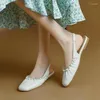 Sandały Zwięzły designerki Flats Kobiety 2024 Casual Comfort Skórzany kwadratowy palec palca Retro Plus w rozmiarze 40 białych mokasyna