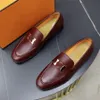 Scarpe da uomo in pelle di lusso di fascia alta. Scarpe da uomo di grandi dimensioni, scarpe casual in pelle da uomo. Elementi distintivi di lusso di grandi nomi, il massimo del lusso