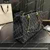 Capacidad del bolso Tote de mezclilla azul Mujer Bordado de hilo de dos tonos Diseñador grande Cadena de Matelasse de oro Diamante púrpura 38x24 cm Bolso de hombro del aeropuerto Bolsillos múltiples