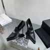 Französische Retro-Stiletto-Schuhe aus Leder im Retro-Stil mit spitzen N-Goldmünzen, Sterntemperament und Rock, einzelne Schuhe für Damen