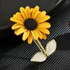 Brosches Pearl Rhinestone Brosch för kvinnor Crystal Sunflower Rose Buckle Vintage Female Dress Clothes Suit Scarf Clip Jewets Gift