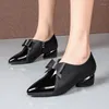 Klänningskor 2023 Sexiga pumpar Kvinnor Buckle-Knot Låg mitten av klackarna Spring Autumn Patent Leather Comfort Women's Pointed Zipper Shoe