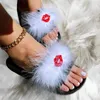 Slippers Mode Lente en zomer Dames Dikke bodem Platte H Rode lipdecoratie Fuzzy Voor met riem