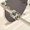 Designer-Damen-Sonnenbrille mit Kette aus rechteckigem Metall, schlichte und luxuriöse Damen-Sonnenbrille mit Metallrahmen, V-Logo auf den Bügeln VA2040, Reisen und Urlaub, Sonnenbridge