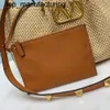 24SS NEW Women's Handbag Classic Rivet Leather Natural Lafite Grass Fashion Märke Läder Romerska nagel Enkel axelbockad läderdesigner Kvinnor Handväska