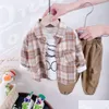 Anzüge 2023 Neues Produkt 1-3-4 Jahre alt Frühling und Herbst Baby Kinder Shirtaddt-Shirtaddpants Dreiteiliges Set Drop Lieferung Baby, Kind Otlfm