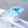 Badezimmer Waschbecken Wasserhähne LED Wasserfall Küche Becken Wasserhähne Wasserhahn 3 Farben ändern L9BE