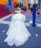 Fantastiska vita löstagbara klänningar från axeln Cascading Ruffles Satin Wedding Gown Sweep Train Chapel Bridal Dress