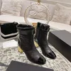 Bota de tornozelo clássica de bezerro botas curtas grossas de salto alto cabeça redonda splice moda feminina botas de designer de luxo sapatos de fábrica sapatos de metal alvo de alta qualidade