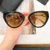 Solglasögon 2024 Stylish Classic Cat Eye Style Vintage Gradient Shades Female Designer Sexig Cateye Mirror