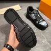 Kör bort sneakers 1acga män ny ankomst designer skor ikoniska damier mönster svart läder trim klassiker svart gummi non glid slitage resistenta sole chaussures homme