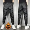 Pantaloni da uomo in pelle punk primavera autunno pantaloni da moto finti abbigliamento elegante impermeabile antivento in pelle elastica in vita PU 231226