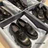 Designer-Loafer, luxuriöse Abendschuhe, Loafer für Damen, Monolith-Dreieck, schwarz-weißes Leder, erhöhte Plateauschuhe, Turnschuhe, matte, flache Lack-Turnschuhe