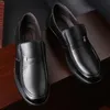 Sapatos de couro masculinos de negócios casual sapato de patente respirável fundo macio de meia idade e idosos vestido de pai 231226